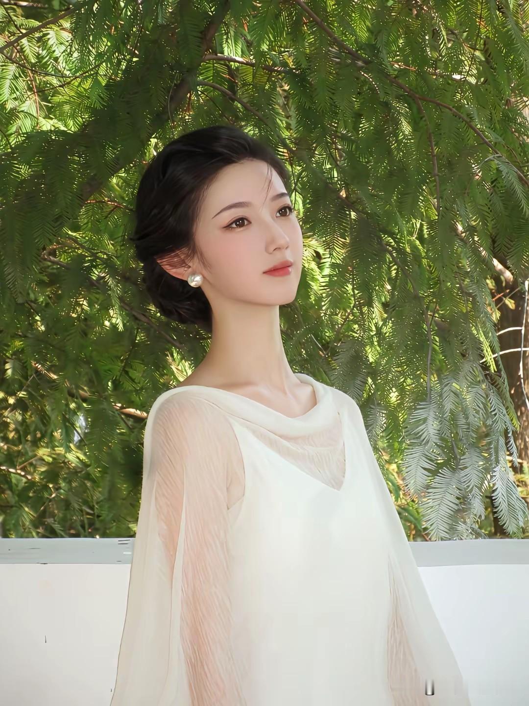 优雅白裙，自然绿意，静谧时光。