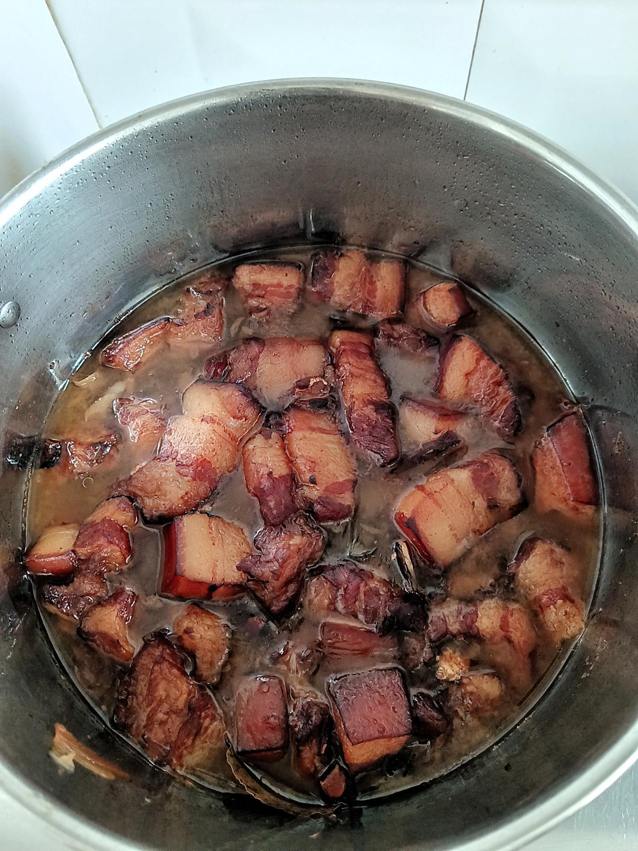我爸就爱吃我做的红烧肉，回北京照顾他们之前特意炖了一锅，中午热了一碗，我爸直说特