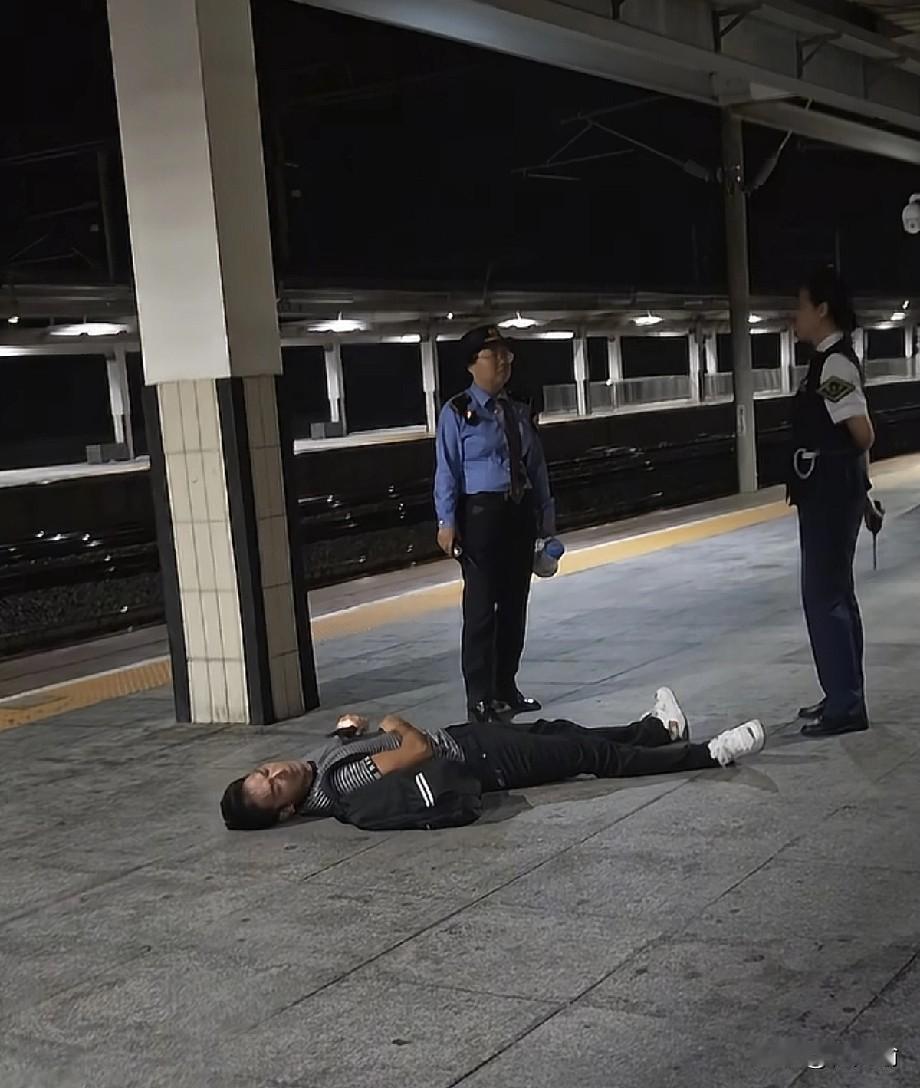 湖南，一女乘务员听出乘客说话是老乡，就拍了下对方肩膀打招呼，结果乘客说力气太大，