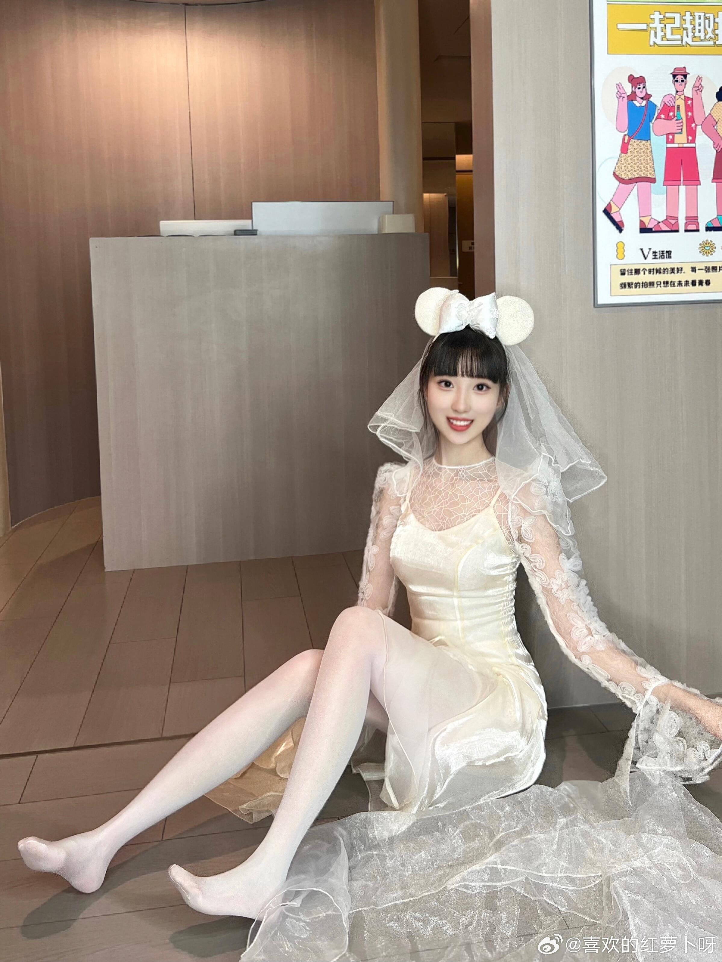 洁白的婚纱，手捧着鲜花~​​​