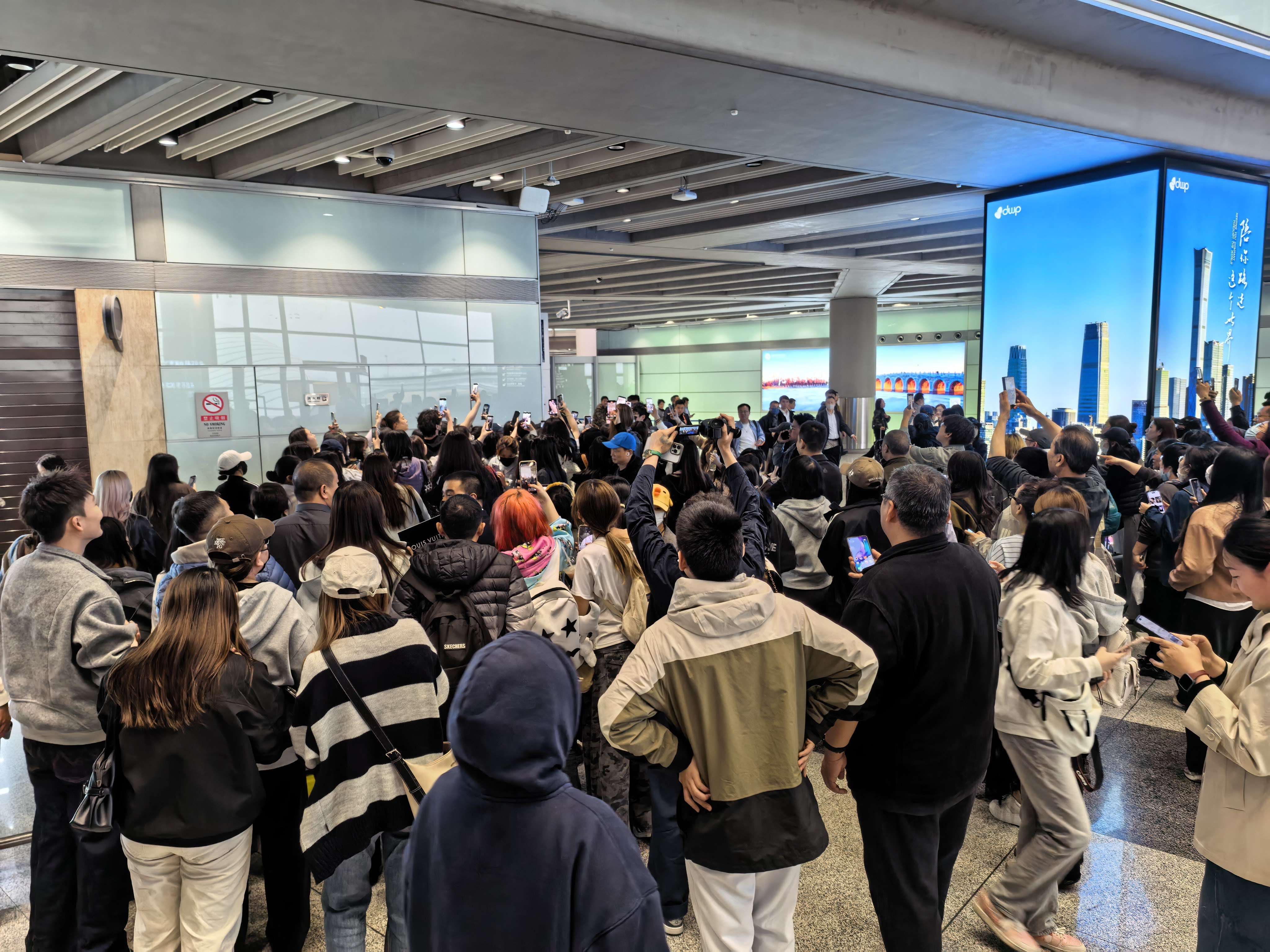 从机场出来就看到一群人在蹲守，这阵仗应该是顶流吧。我就好奇这些私人航班信息，怎么