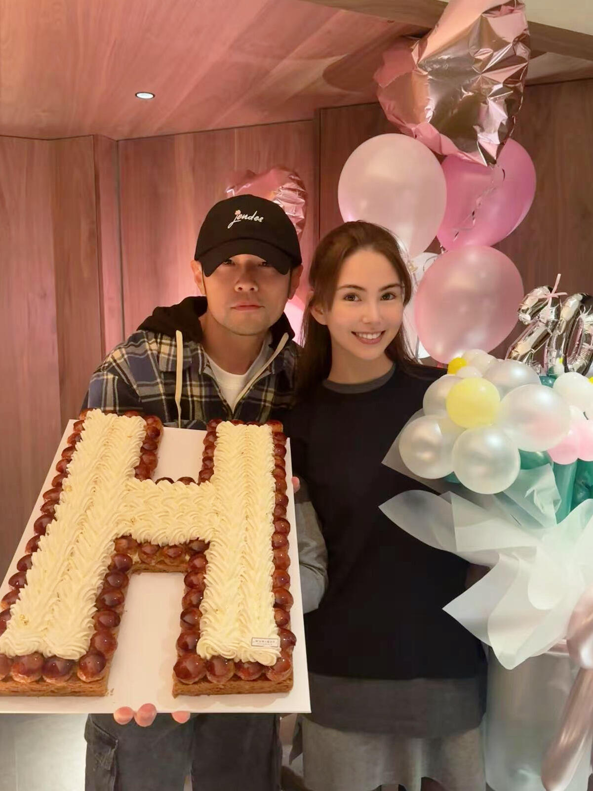 周杰伦给老婆昆凌庆生[抱抱]昆凌：🎂Who’sbirthday？Me😉