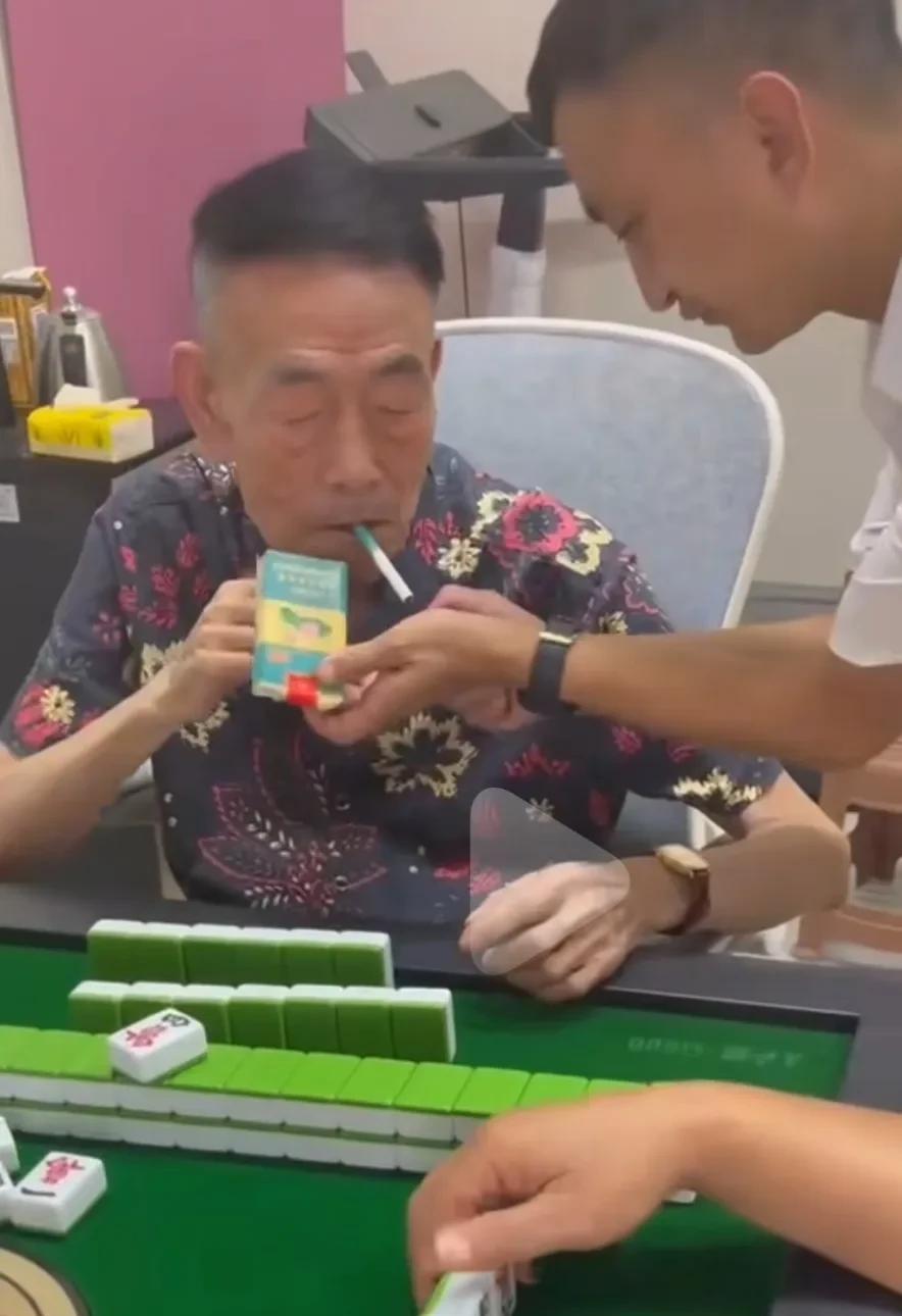 真不知道90多岁的杨少华老爷子是怎么保养身体的？90多岁的高龄老人还能抽着烟，在
