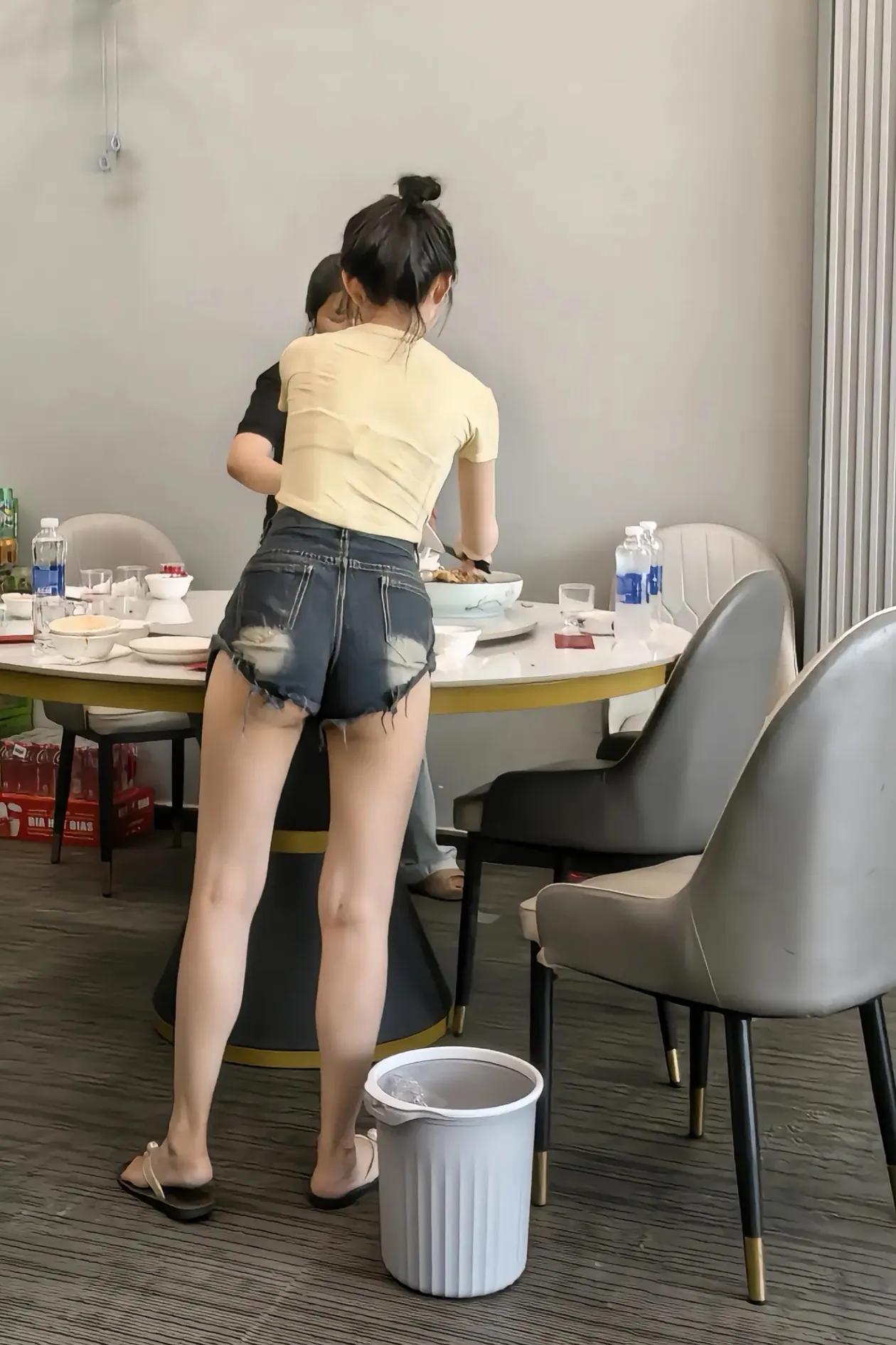 越南的服务生。请问夫人你如何出牌？