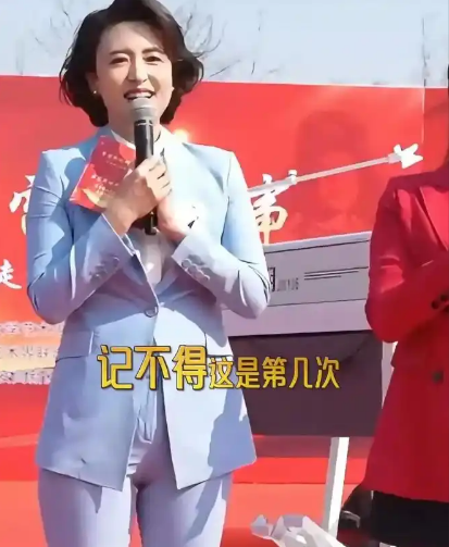 前些日子，一场看似普通的商业主持活动，将“前央视主持人张蕾”推上了热搜。