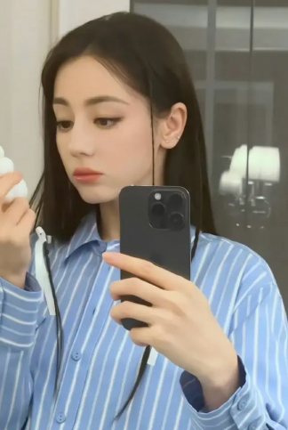 热巴蓝色衬衣自拍嘟嘴模样俏皮灵动