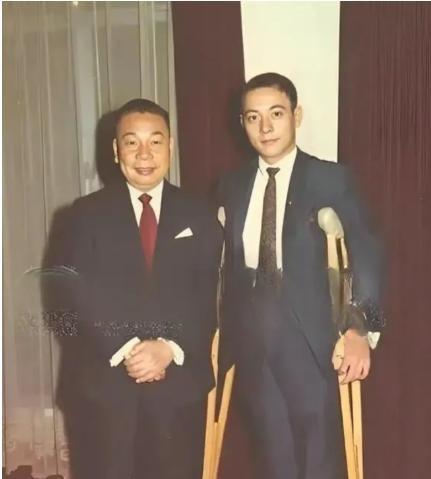 1970年，蒋经国和拄拐的长子蒋孝文的合影，蒋孝文拄拐不是因为他受伤，而