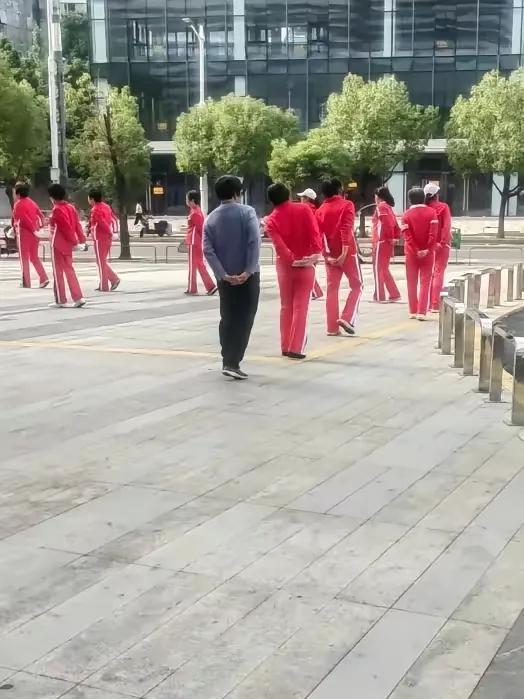 妈妈跳了四、五年的广场舞，最近突然不跳了，说是从广场舞大军里退出了。问她怎么回事