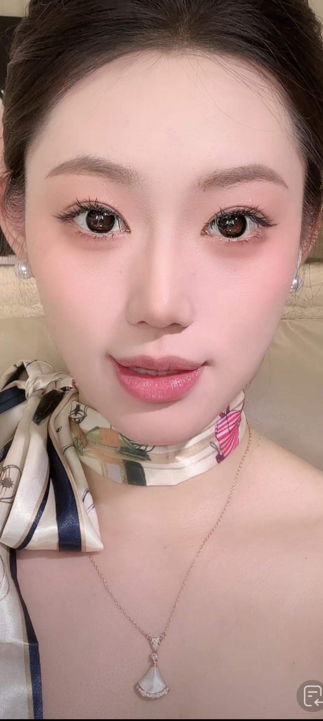 这位小姐姐妆容精致，气质优雅。