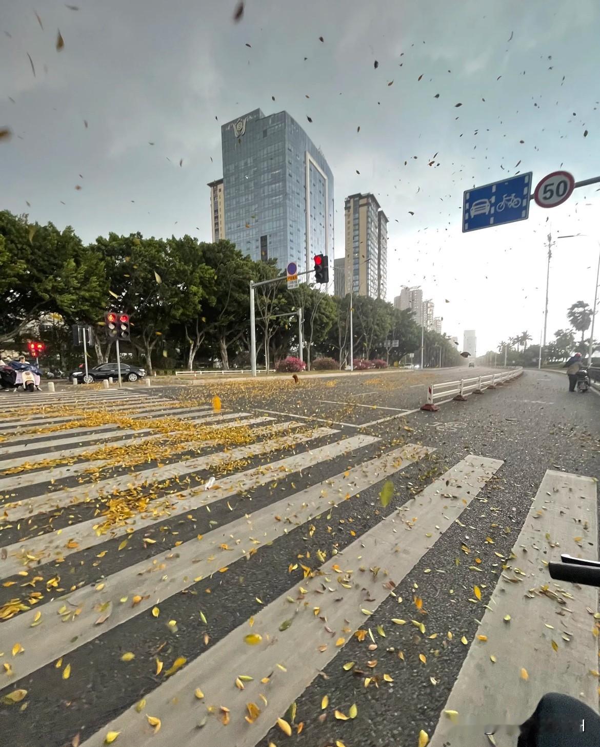 要挣到人生第一个100万，普通人应选择轻资产创业，从复制容易复制的小生意开始。