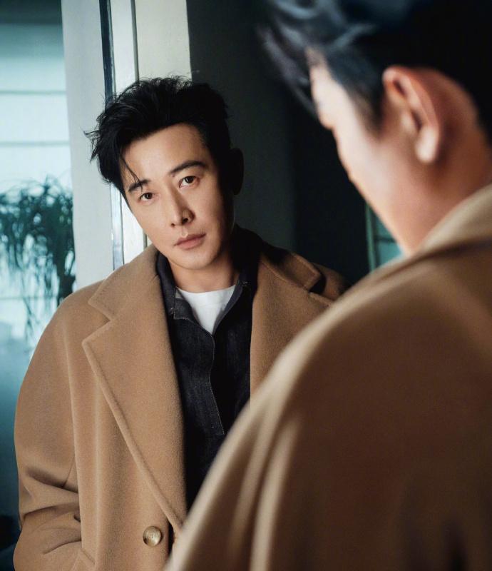 片场黑脸真相，他口袋里的退烧药还在发烫。你以为他在耍大牌？每隔半小时，他冲到