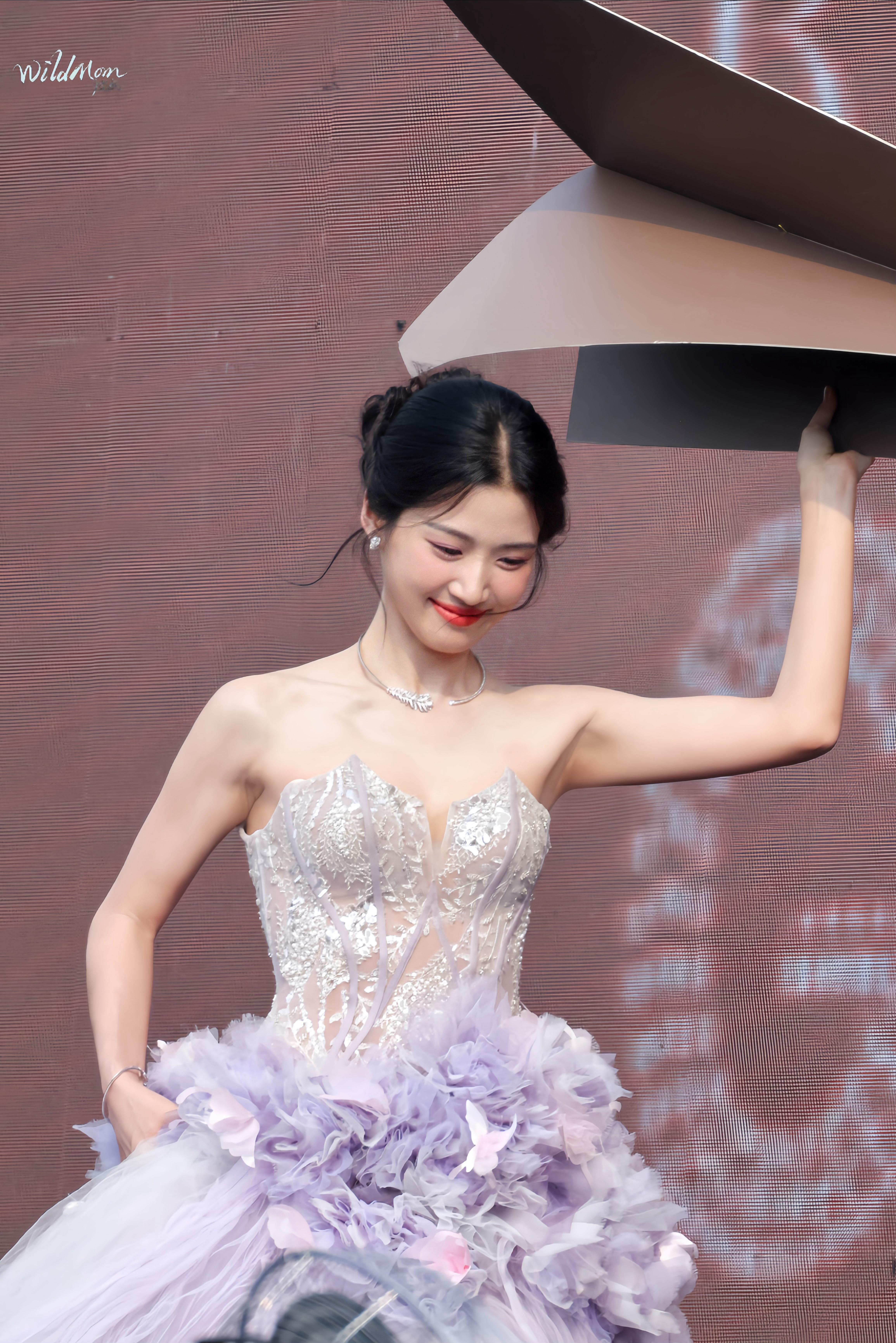 卢昱晓. 紫雾繁花，星光赴约，裙摆漫开，藏住独一份的温柔与明媚。