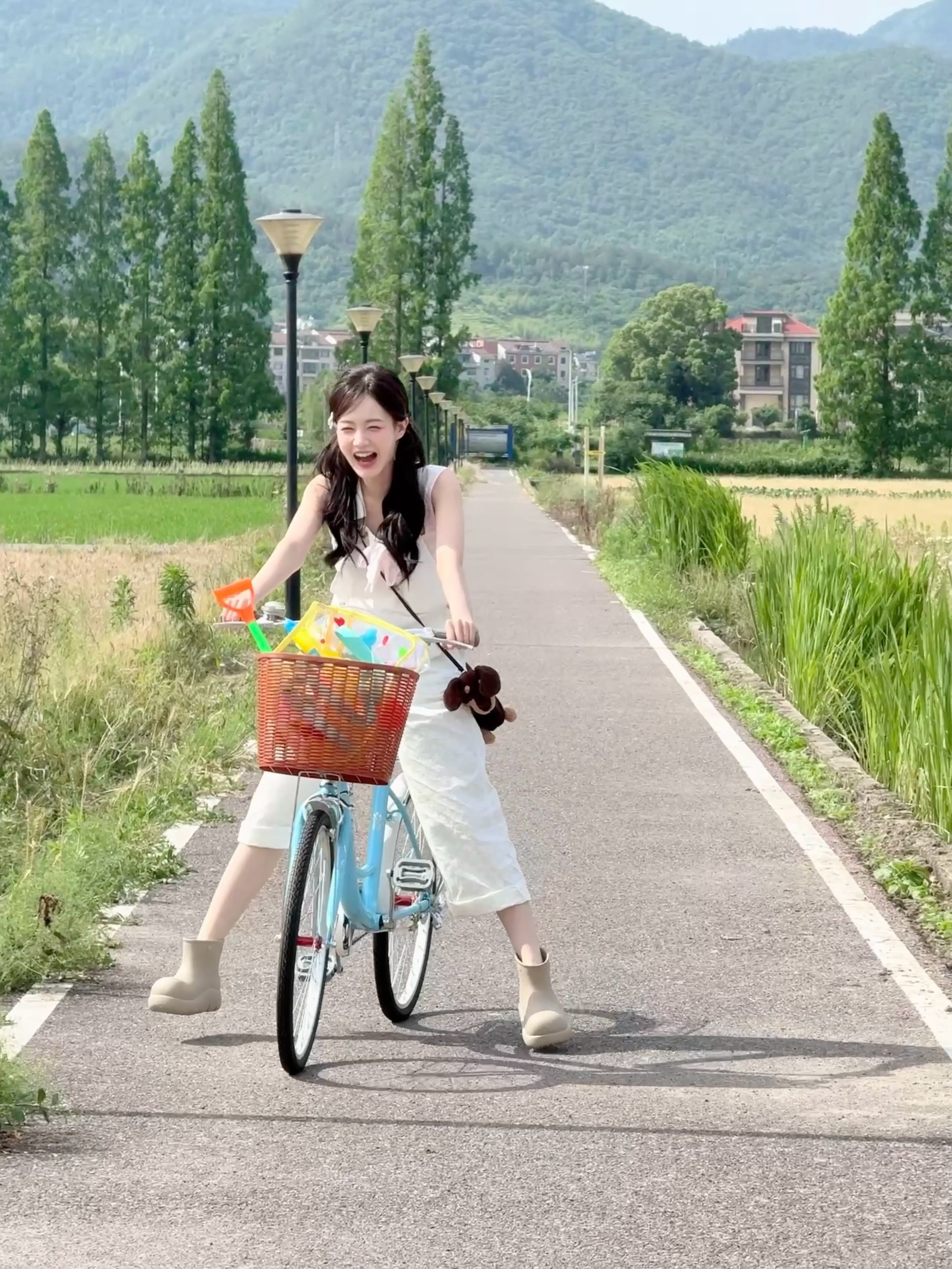 李一桐超超萌学习一些拍照技巧…​​​