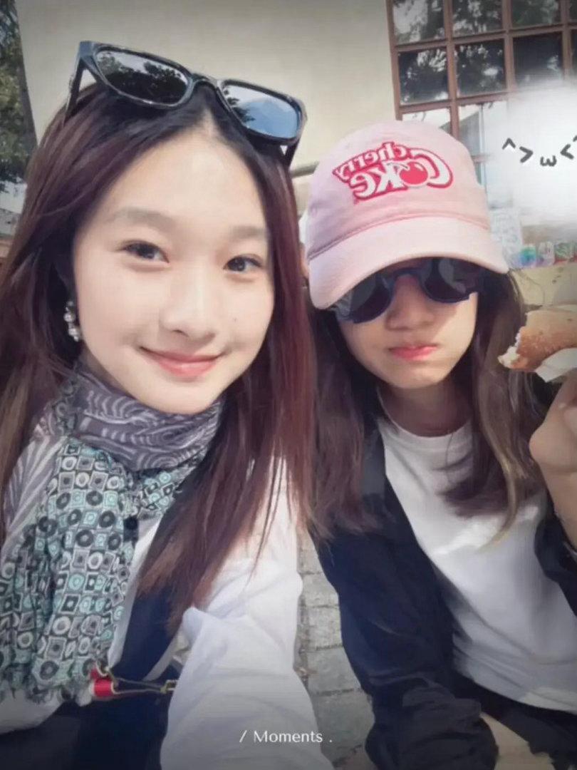 文章女儿晒和妹妹出游照文章女儿现身星二代出游不拼爱马仕，拼的是“基因盲盒”！文章