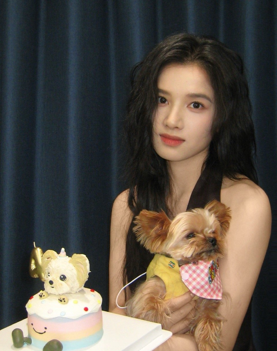 周也和张婧仪仍然是犹如复制粘贴，真的太像了