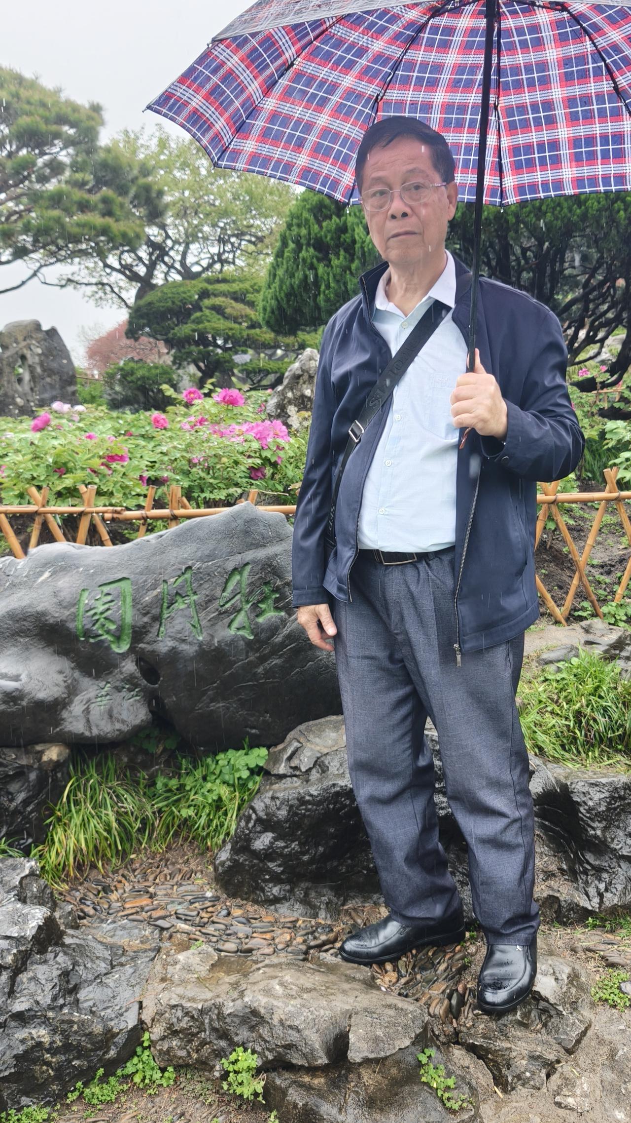 晒一晒手机里的一组最美的牡丹这就是我半个月前拍到的牡丹花，美不美我不知道，因为在