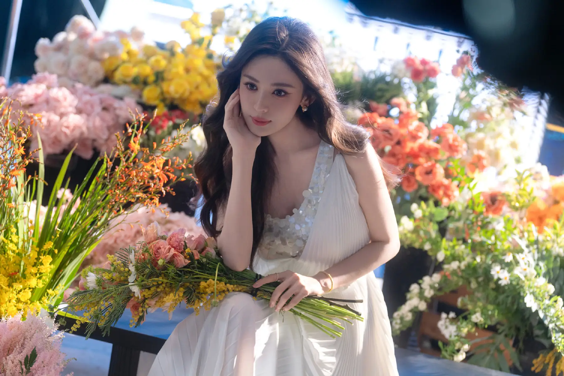 娜扎化身春日捧花少女！穿白色长裙气质清纯动人