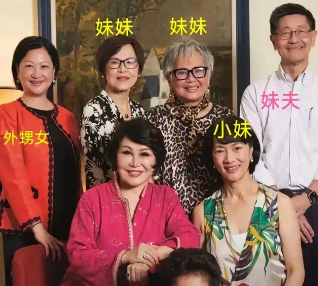 靳羽西与她的三个妹妹长得一点儿也不像，看上去数她年轻数她好看呢，你说是这样吗？