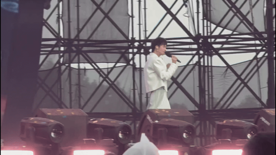 恩利音乐节首秀“暴雨浇不灭的才华，基因藏不住的声线，恩利用一场首秀完成了对经典的