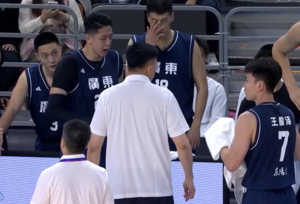 广东队赢23分！杜锋也不开心，一句话让记者无言以对。全运会男篮小组赛，广东队与