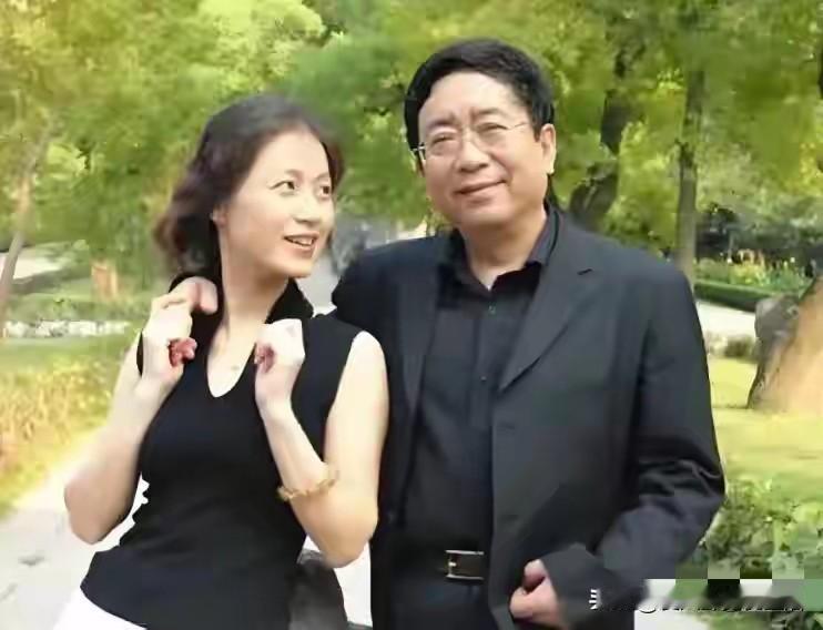 这对饱受争议的明星夫妻，能够相濡以沫这么多年，真的没想到。著名学者余秋雨已经