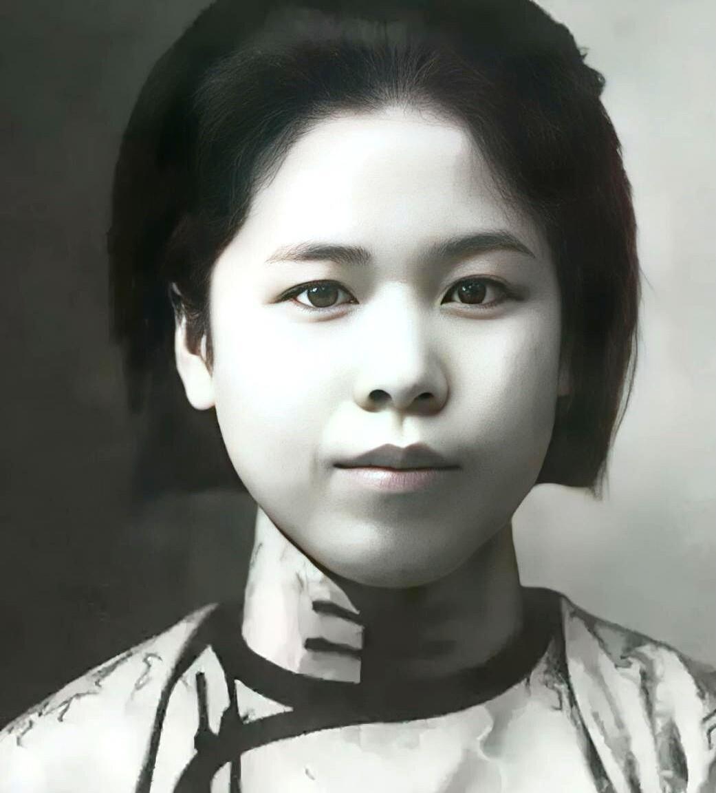 1947年的大年三十夜，重庆的死牢里。几个黑影死死按住一个绝食了22天、瘦得只