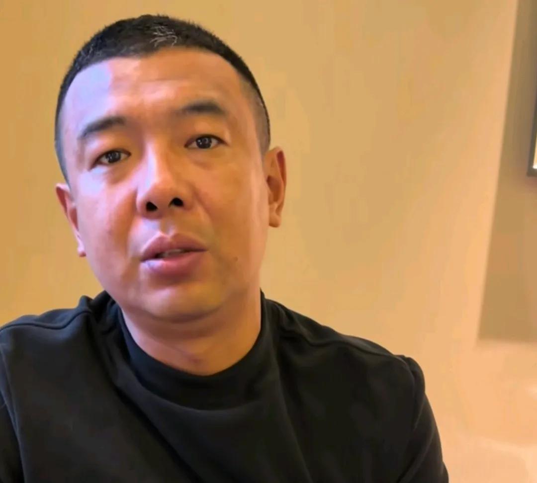 前国脚徐亮爆了一个料。他表示，北京国安俱乐部总经理李明其实没有球迷想象中的那么