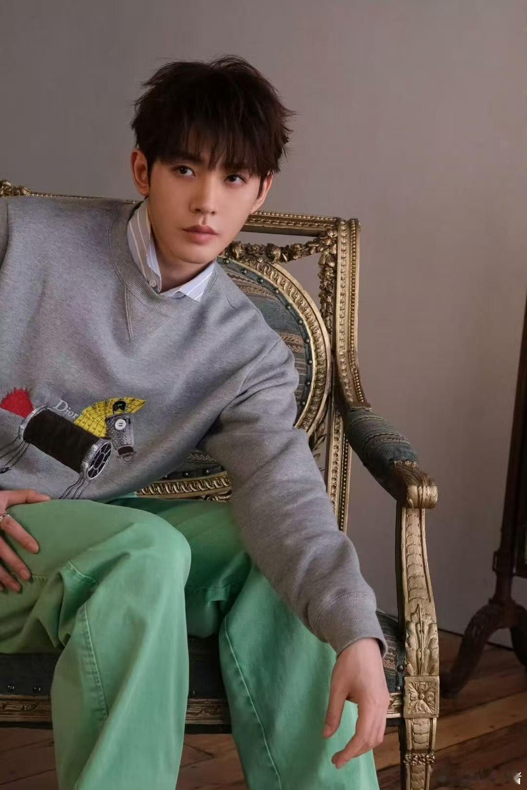 邓为马年新春宣传片幕后花絮这个邓为完全是王子来着～太帅啦！