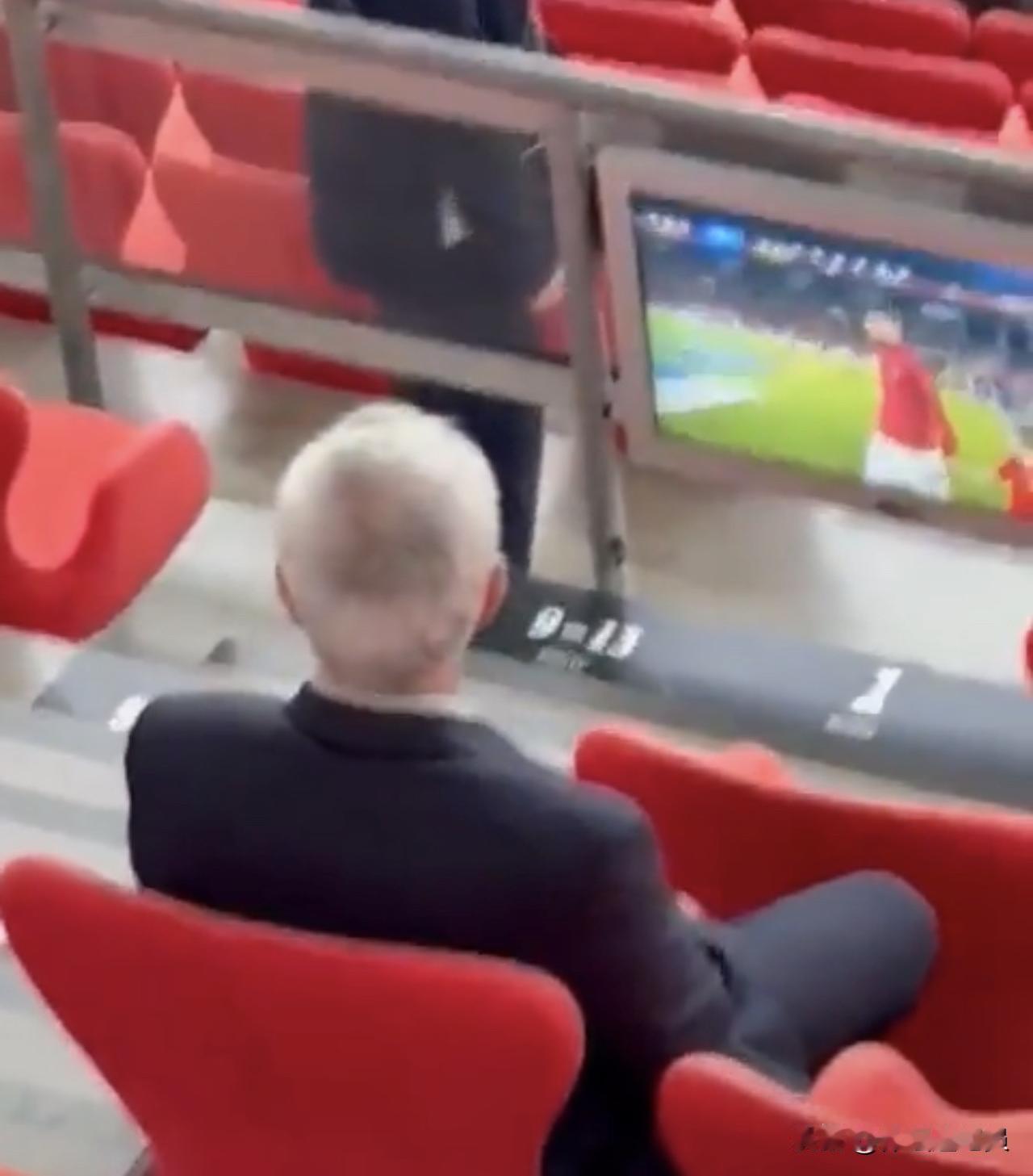 穆里尼奥原来也挺幽默的在葡超的一场比赛中，穆里尼奥坐在看台上观看比赛。一位球