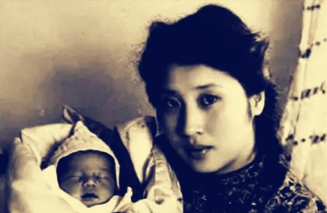 1935年，张灵甫回家后对妻子说：“我想吃饺子。妻子闻言赶忙去割韭菜，岂料，就在