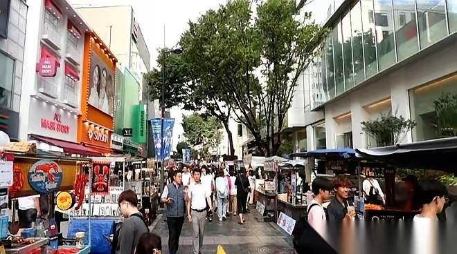 韩国那边，有人上街了。横幅拉得老长，口号喊得震天响，核心思想就一个：别让中