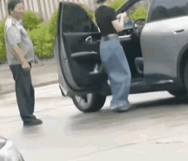 任何事情，你只看一个片段，是无法分辨真假的。就像这个女司机脚踹保安，又被保安反