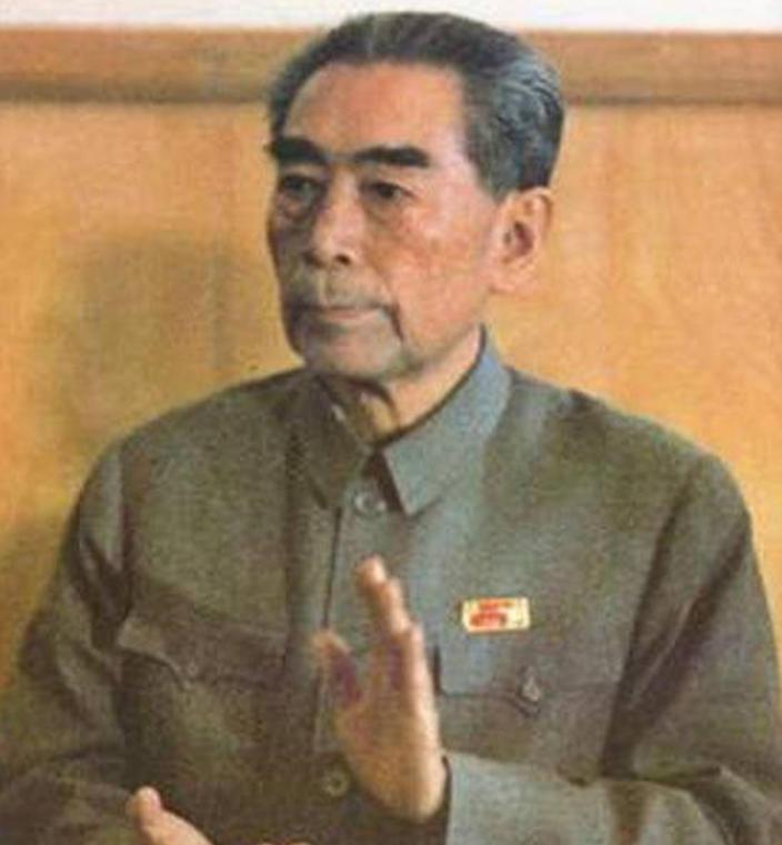 1976年，周总理去世，党中央找到他的侄子周尔鎏，想取回总理开国大典时穿的衣服作