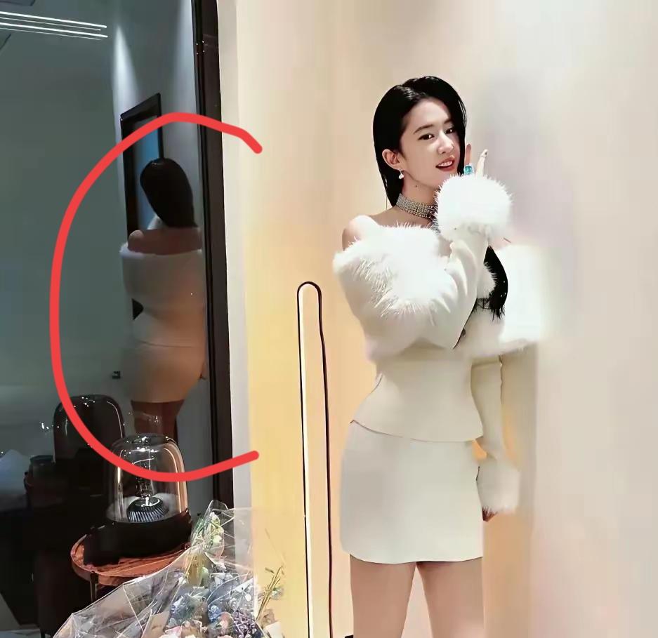 谁能想到，连自带仙气滤镜的刘亦菲，也有被现实瞬间打回原形的时候。