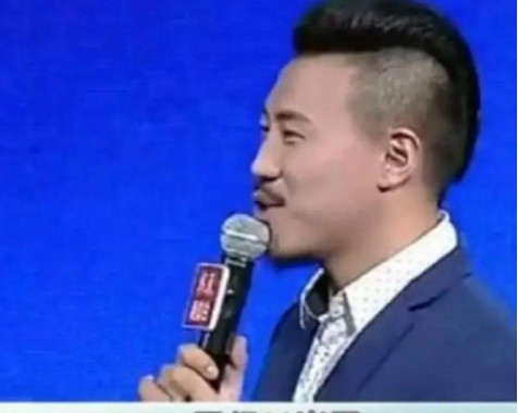 在《非诚勿扰》相亲节目中，一位年轻帅气的男子来找女友，但是他刚上场还没说几句话，