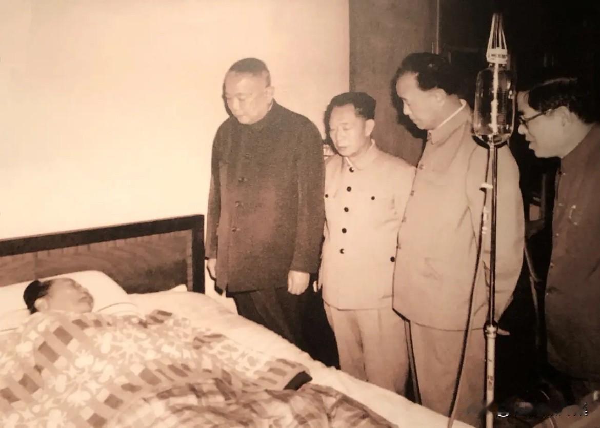 1981年5月20日上午，党和国家领导人在宋庆龄病榻前探视。早在1981年5月1