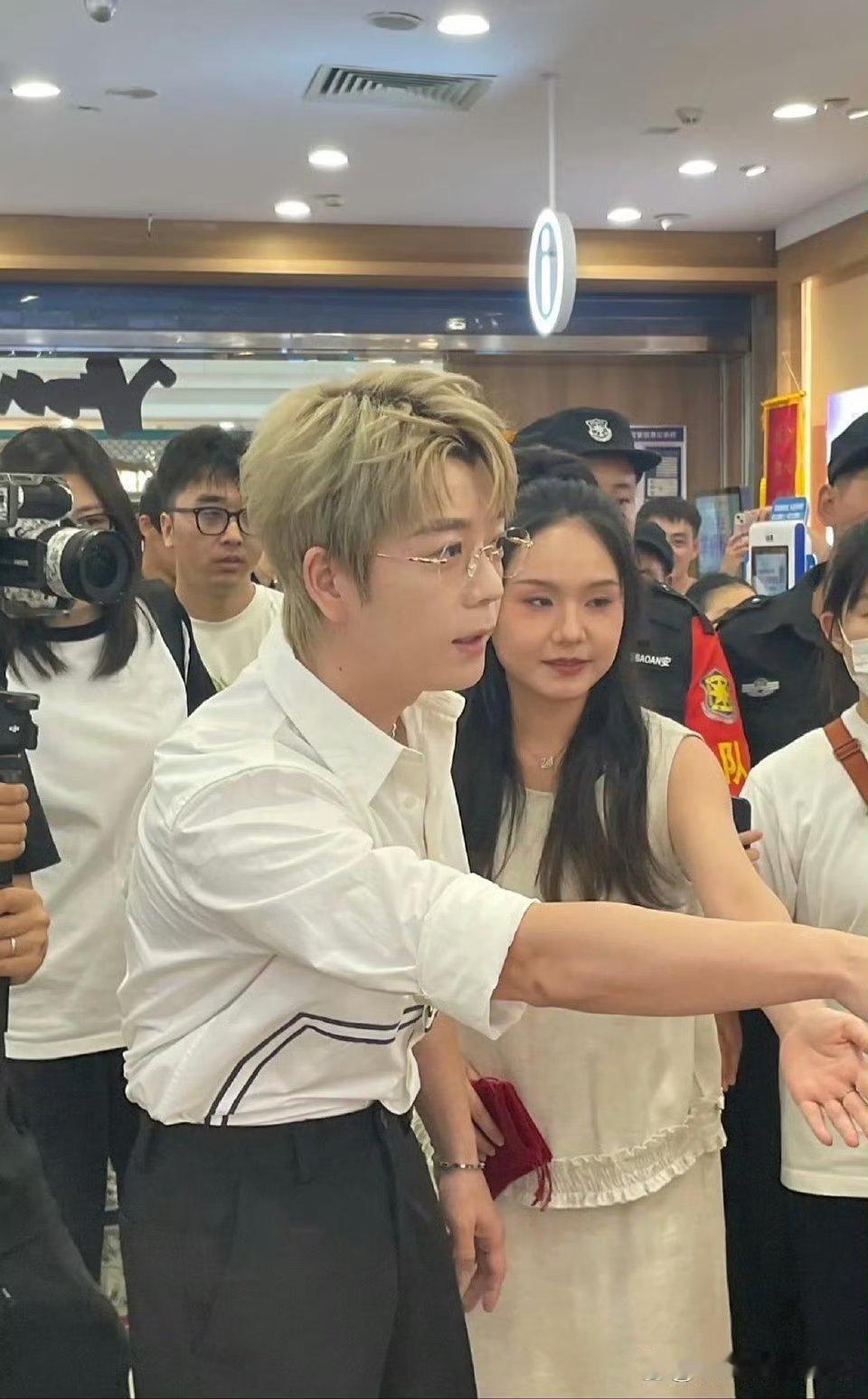 王栎鑫离婚后越来越显少年感完全看不出是有两个娃的爸爸真是老来俏啊​​​