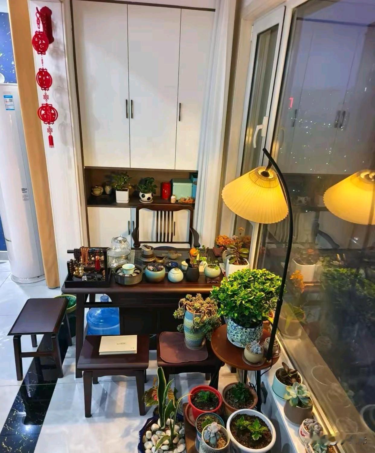 要是把阳台布置成这样，真是太有情调了，喝喝茶，赏赏花多好