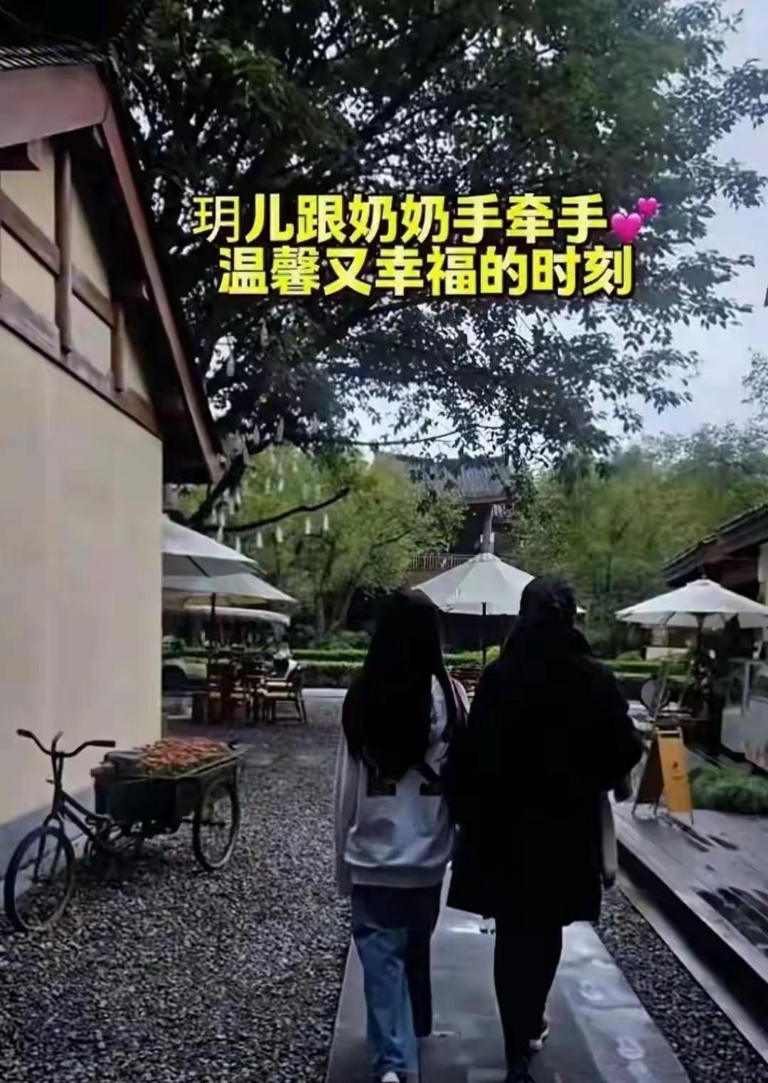 小玥儿一米六，腿比奶奶还长。张兰直播里笑得见牙不见眼，孙女跳个舞，她能刷一整晚