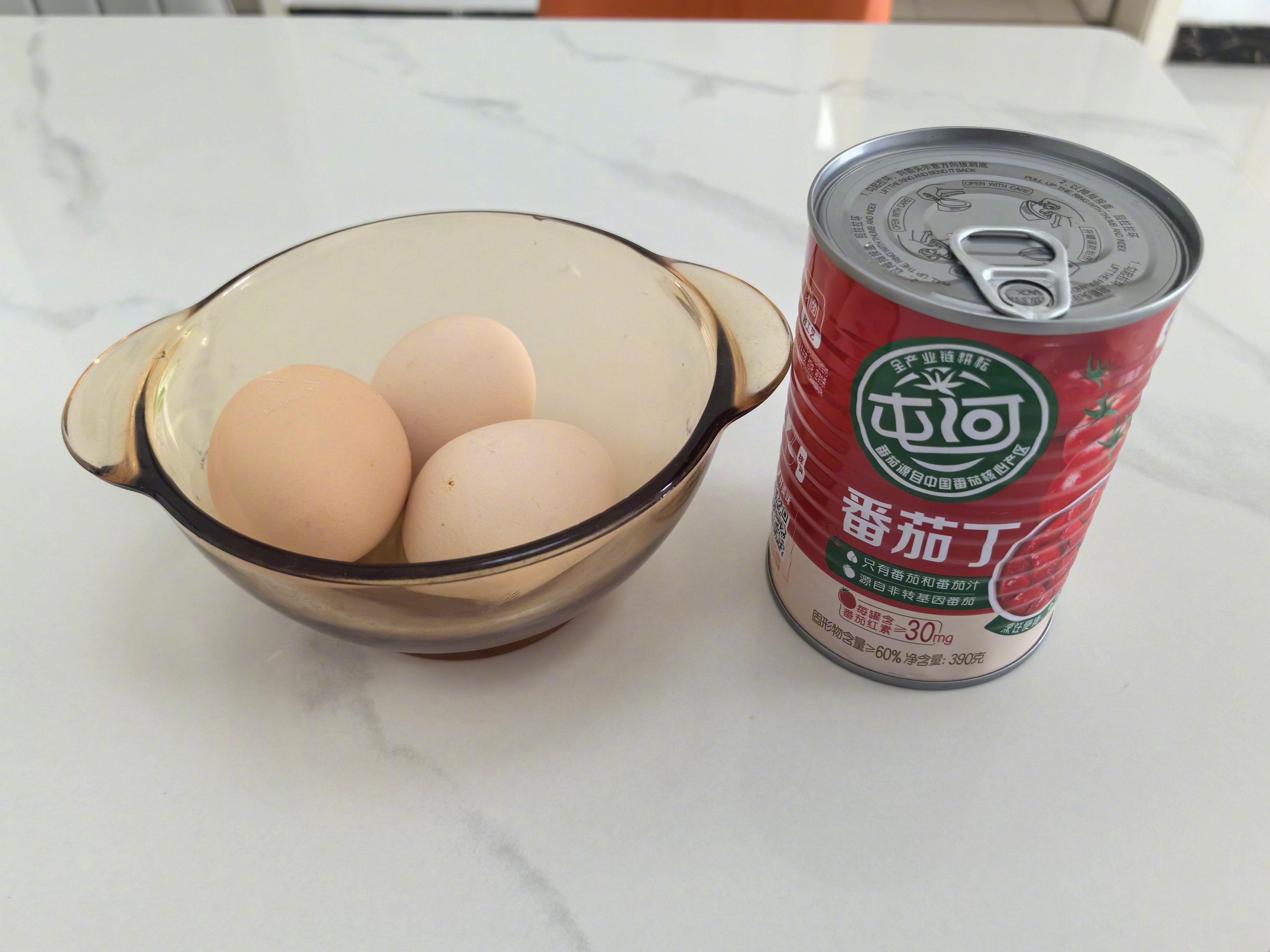 小时候吃西红柿，咬一口又软又甜，沙沙的口感很好。现在菜市场买的西红柿硬邦邦的，完