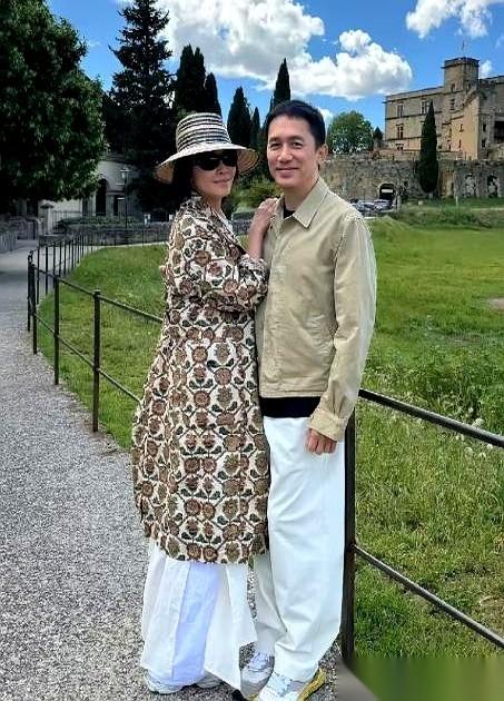 同一栋豪宅，你住楼上我住楼下，卧室绝对分开，连上个厕所都绝不共用一个马桶。一年