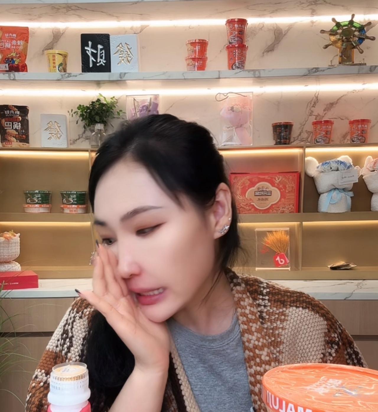 张兰挑主播的眼光越来越差了！这个湛蓝俏满潮直播间的主播，连话都说不利落啊，总是