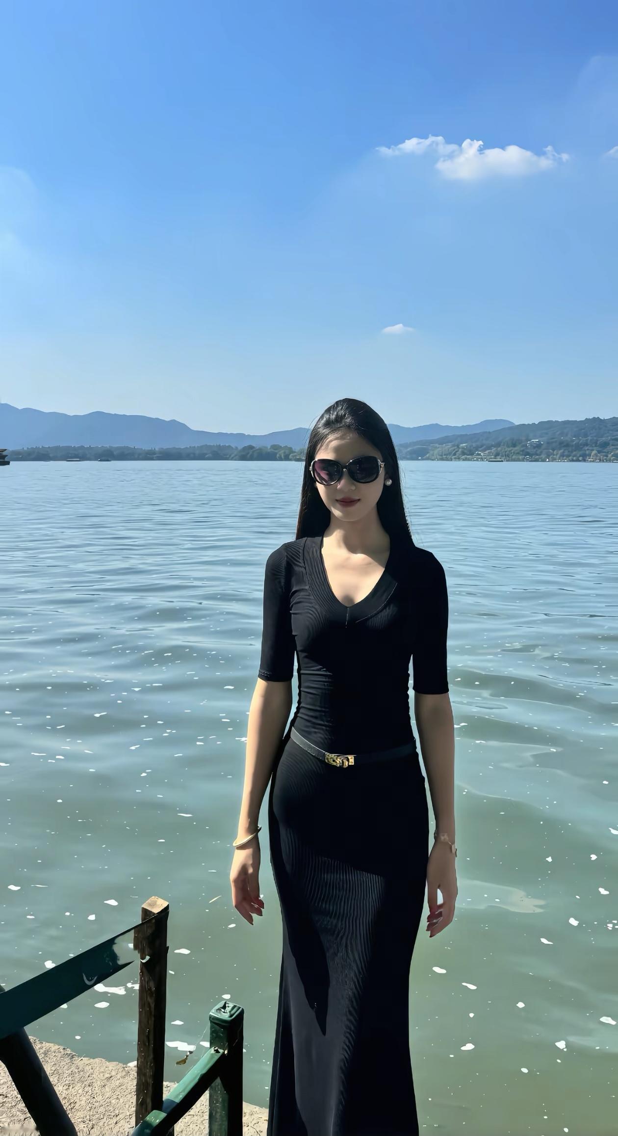 湖畔黑裙美女，优雅气质满满
