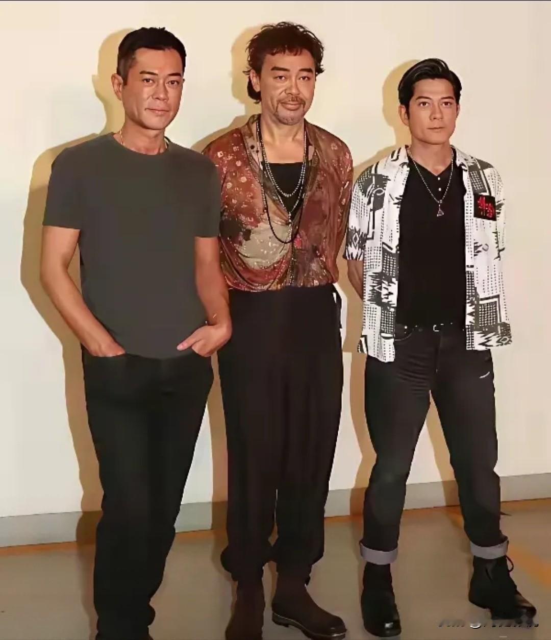 你发现了吗？三人中，郭富城个头虽然不高，但名气却是最高的。就不知站中间的大叔是谁