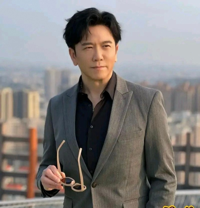 主持人问61岁的温兆伦“你为什么不拍戏了?”温兆伦淡淡地说：“我是一个看完风景正