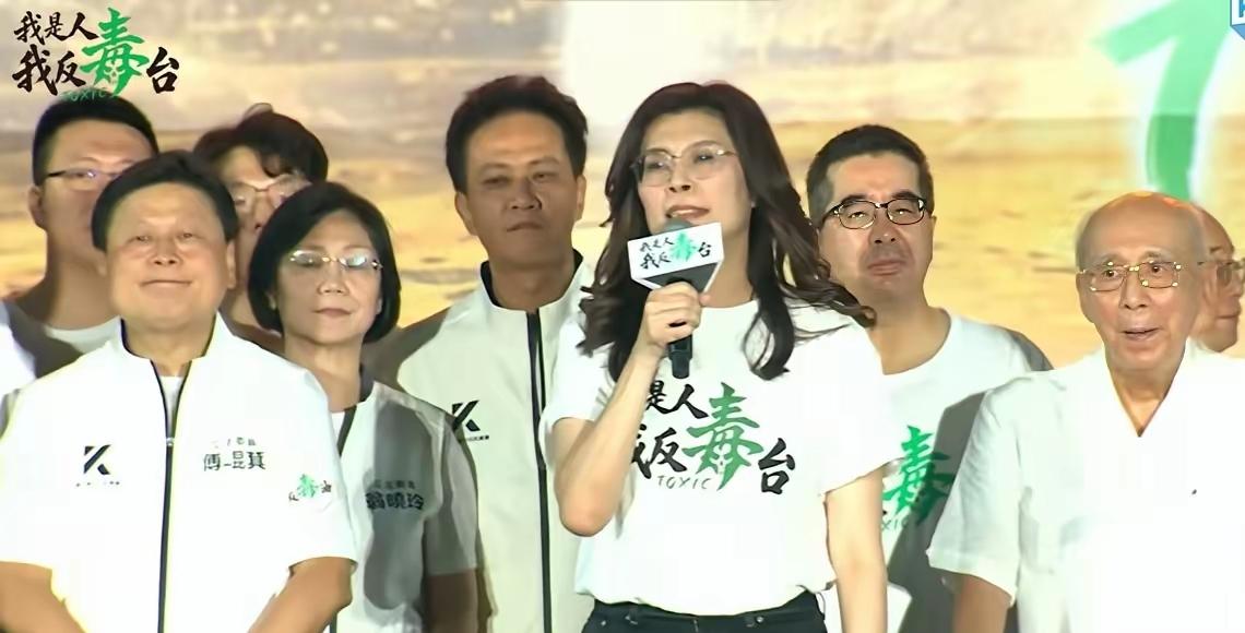 郑丽文致辞称现场超过20万民众，吴伯雄再度现身25日傍晚约19点45分，凯道