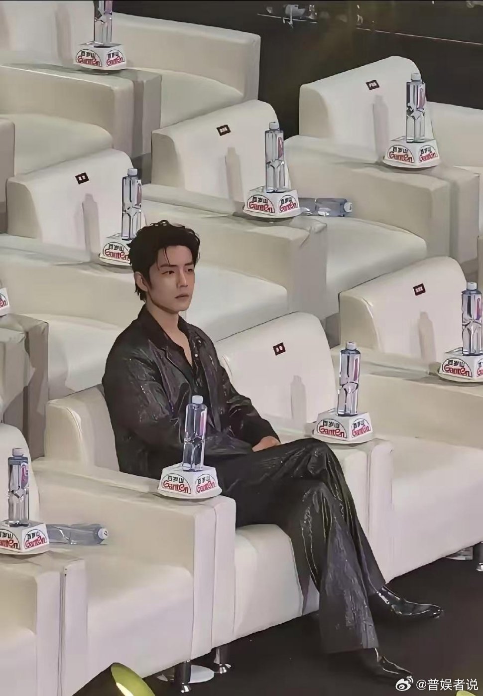 这就是对比，其他艺人领完奖都走了，只有肖战在，有人说这是上次微博之夜没有落座，对