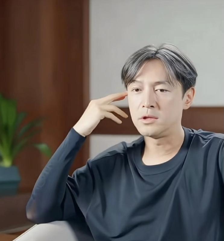 果然如此，一般长白发的人发量都很优秀，看胡歌就知道了，而且头发白还能染黑，没啥