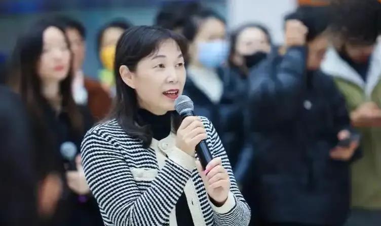 哇哈哈那俩少爷的名字，仔细品品真有意思，宗继昌、宗继盛，这“继”字一出来，明眼人