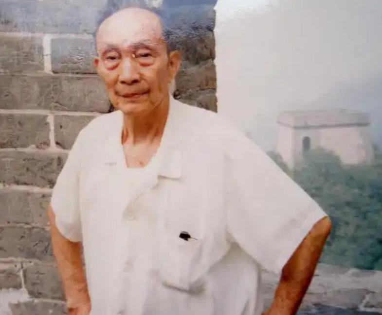 1939年，日军召开宴会，军统特工詹长麟趁机混入其中，他拿出了一包剧毒，悄悄撒进